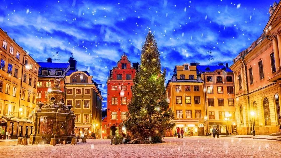 Quảng trường Stortorget với dãy nhà thương nhân sắc màu tại Stockholm