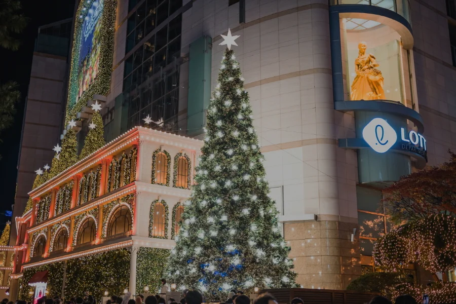 Những cây thông Noel được trang hoàng lộng lẫy cùng hàng triệu đèn led nhấp nháy đủ màu sắc tại Myeongdong