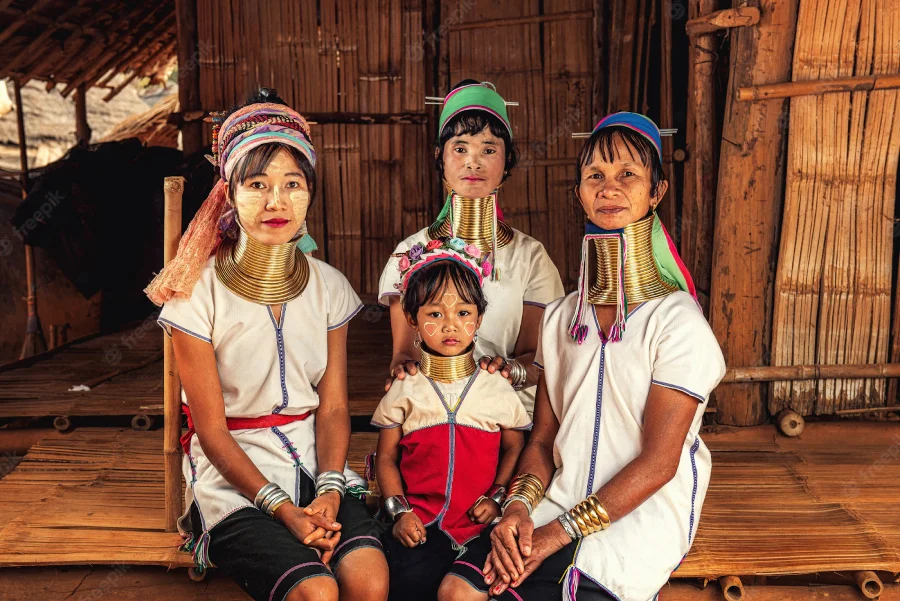 Làng dân tộc cổ dài tại Thái Lan
