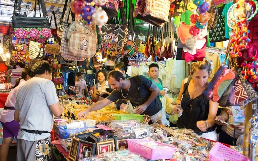 Những món đồ đầy màu sắc được bày bán tại các khu chợ ở Thái Lan