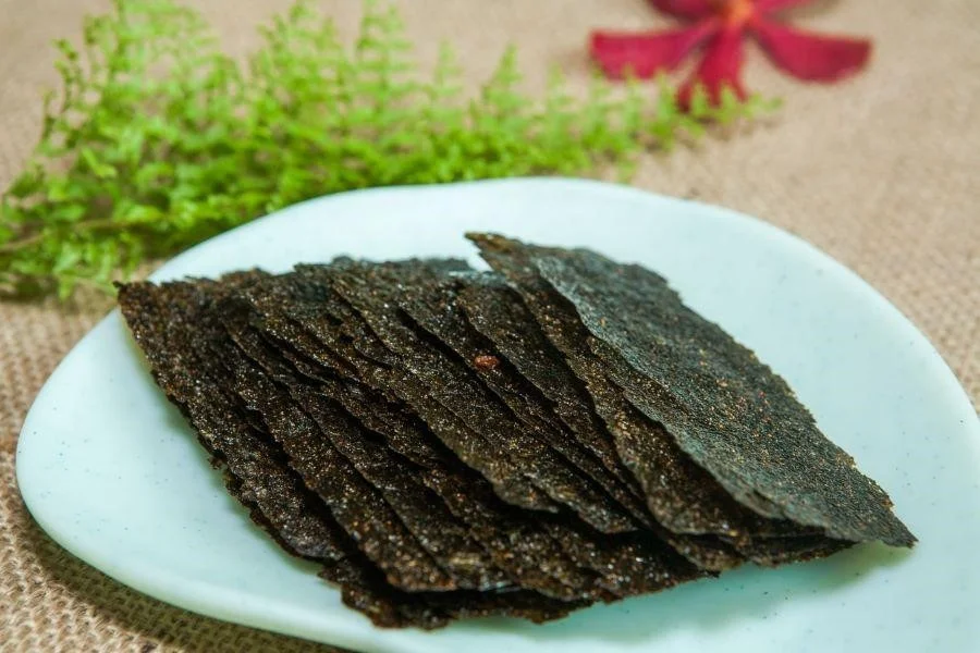 Rong biển khô là một món ăn vô cùng quen thuộc trong bữa ăn hằng ngày