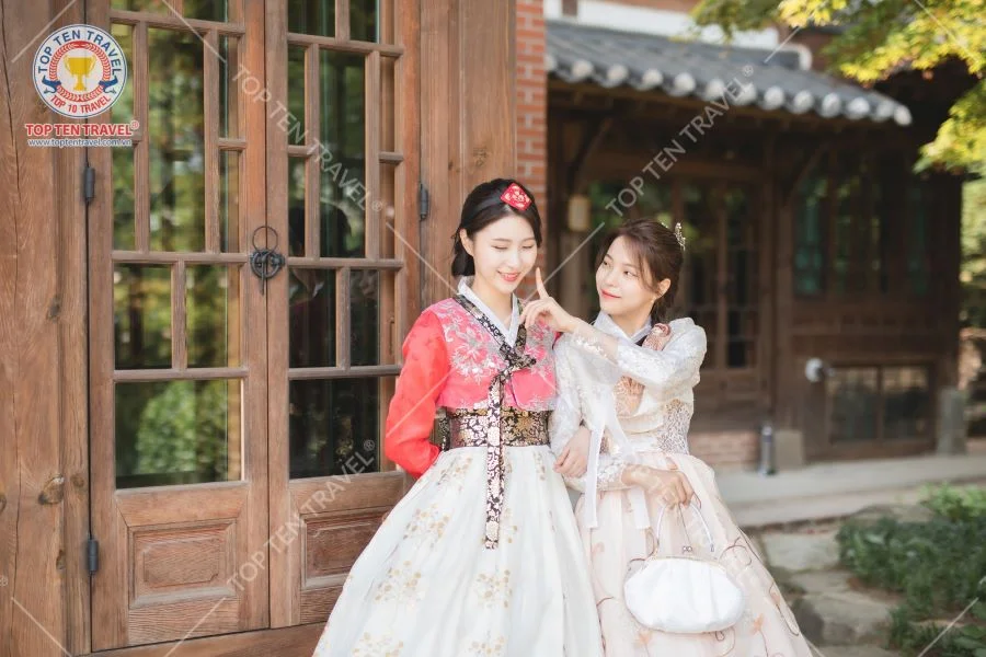 Những bức hình xinh xắn của khách du lịch mặc Hanbok Hàn Quốc