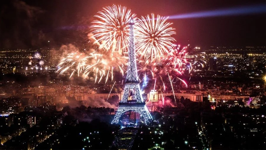 Pháo hoa rợp trời Paris chào đón năm mới