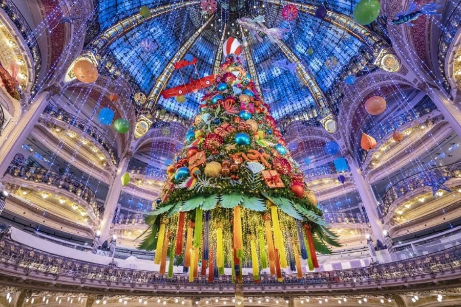 Disneyland Paris là một công viên chủ đề nằm ở ngoại ô của thủ đô Paris