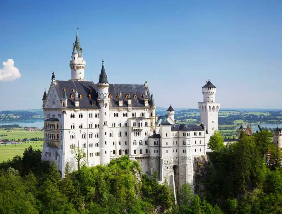 lâu đài Neuschwanstein được xem như biểu tượng của sự lãng mạn và kiến trúc cổ tích của nước Đức