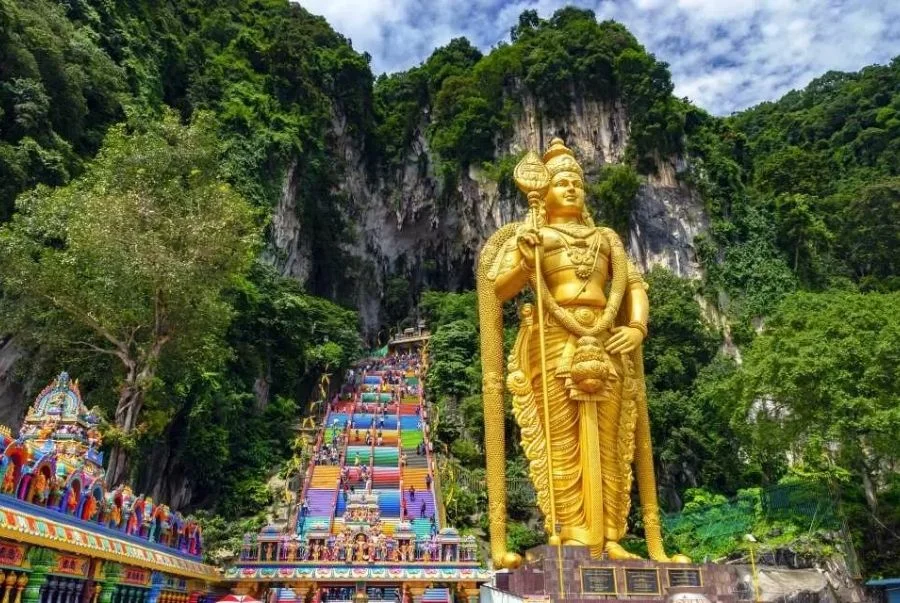 Bức tượng thần Murugan dát vàng khổng lồ cao 43m