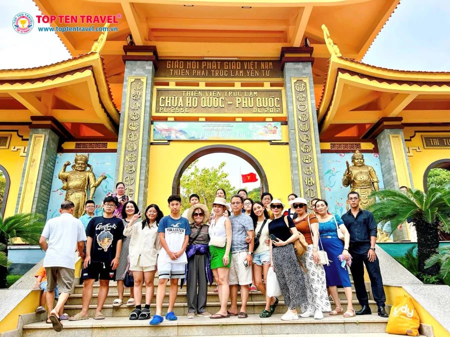 Đoàn khách Top Ten Travel trong tour du lịch Phú Quốc 