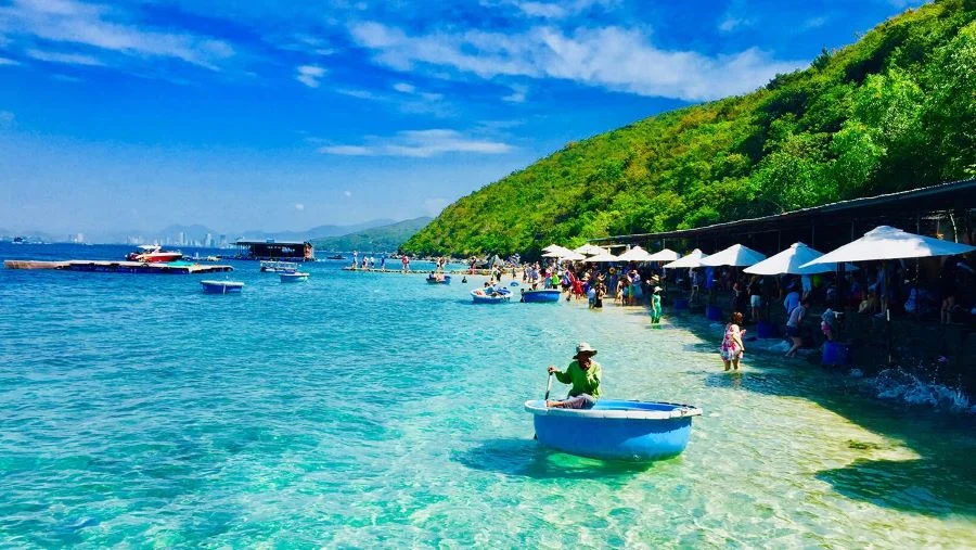 Nha Trang được thiên nhiên ưu ái sở hữu bờ biển dài thơ mộng, nước biển trong xanh màu ngọc bích 