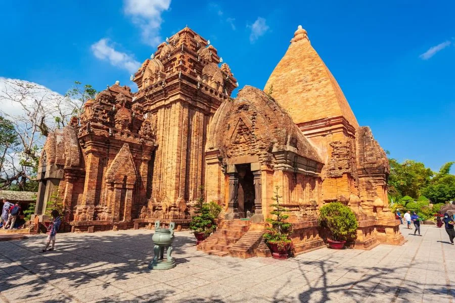 Tháp Bà Ponagar - địa điểm du lịch mùa hè nổi tiếng tại Nha Trang 