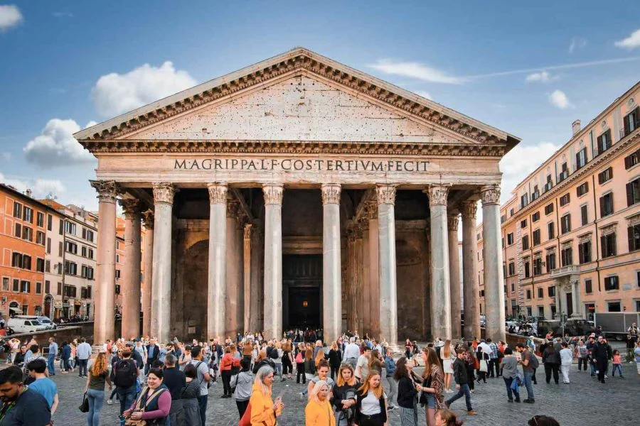 Đền Pantheon được mệnh danh là “Đền thờ của các vị thần” và là công trình có tính biểu tượng cao ở Ý
