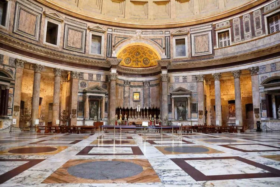 Dừng chân tại đền thờ Pantheon, du khách sẽ phải choáng ngợp trước những chi tiết tinh tế và lối kiến trúc đặc sắc đấy! 