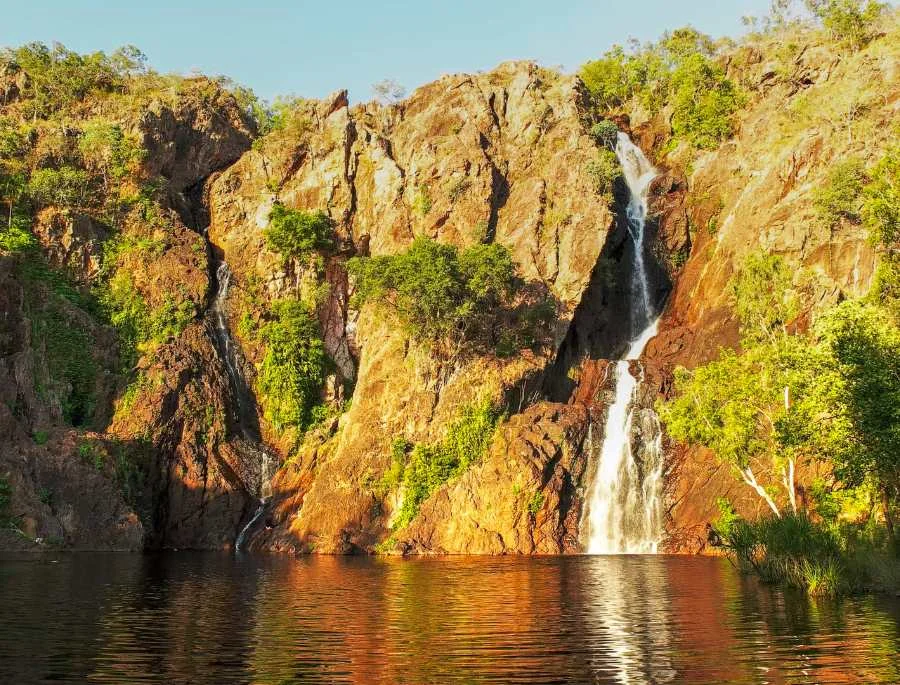 Kakadu sở nhiều cảnh quan hùng vĩ với các thác nước chảy từ trên cao xuống