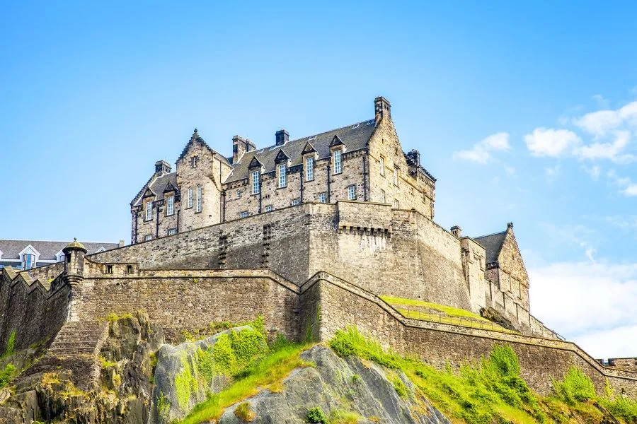 Lâu đài Edinburgh nằm ngay trên đỉnh đồi Castle Rock của một ngọn núi lửa đã ngừng hoạt động