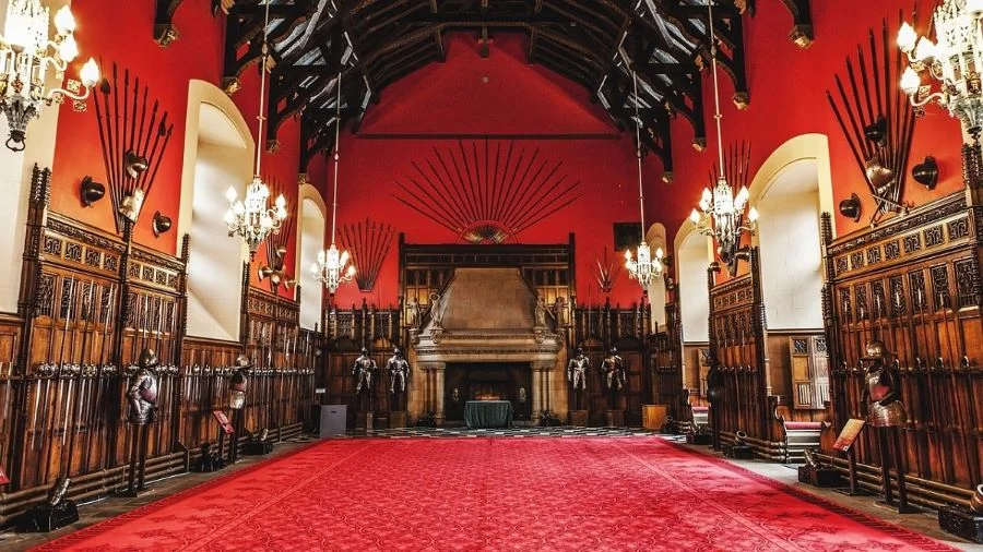 Không gian kiến trúc nguy nga và tráng lệ bên trong tòa lâu đài Edinburgh nổi tiếng 