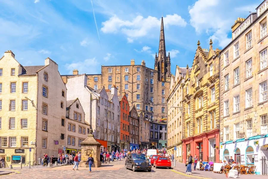 Chợ Cỏ Edinburgh - một trong những địa điểm vui chơi sôi động và được ưa thích nhất tại thủ đô Edinburgh