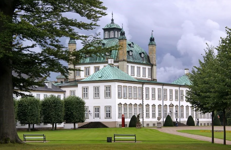 Cung điện Hoàng gia Fredensborg sừng sững hiên ngang hệt như một viên ngọc quý giữa lòng thủ đô Copenhagen