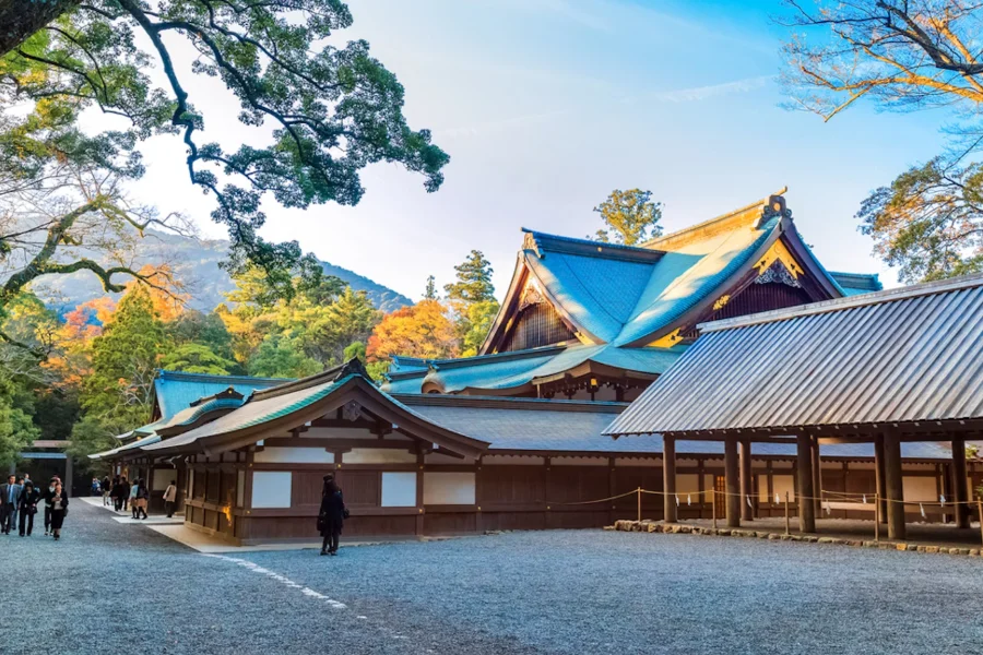 Thần cung Ise Jingu uy nghi và tráng lệ hiện ra như một chốn linh thiêng bậc nhất