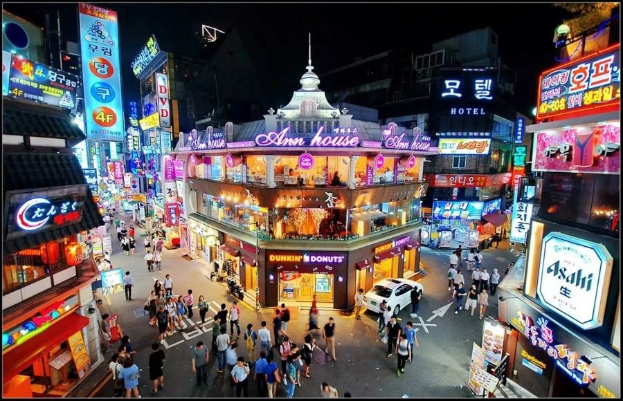 Khu phố Itaewon vô cùng nhộn nhịp khi màn đêm buông xuống, phố xá lên đèn