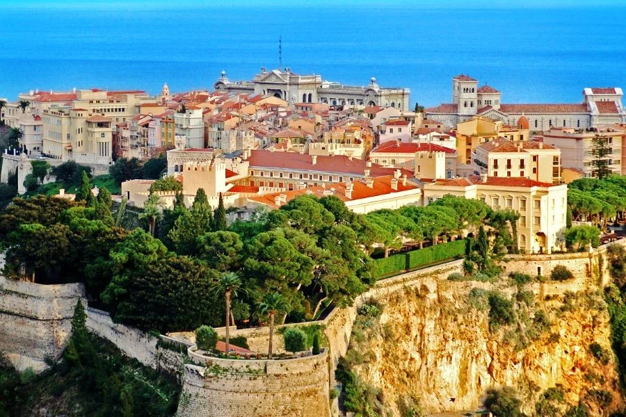 Phố cổ Monaco Ville nằm cheo leo trên mỏm đá nhọn nhô ra Địa Trung Hải