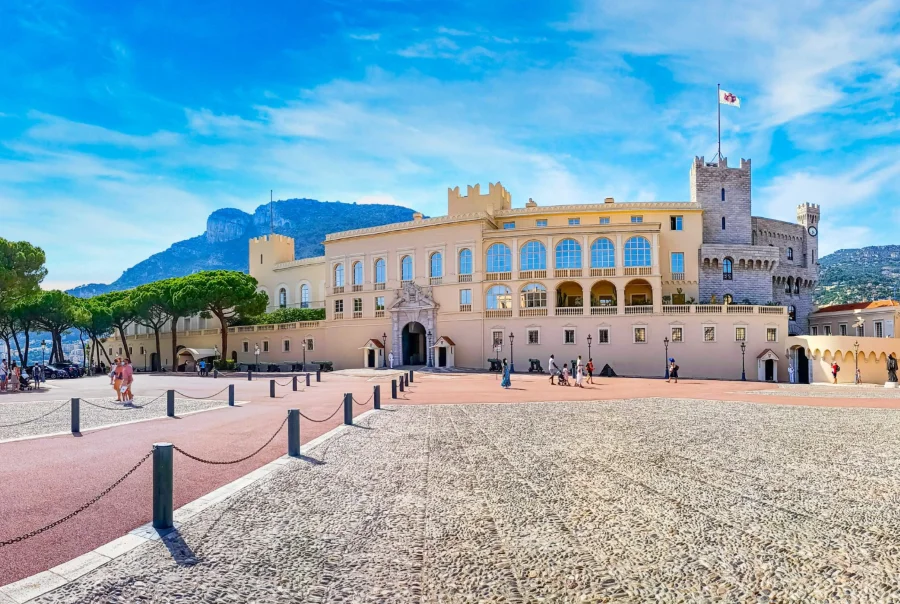 Cung điện Hoàng gia Monaco xa hoa và lộng lẫy