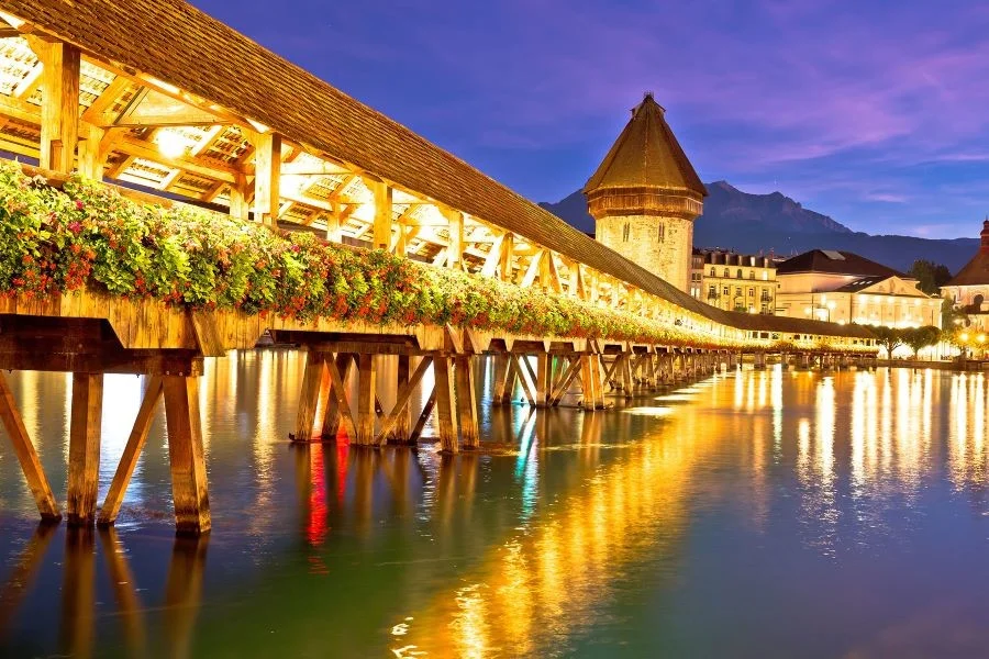 Cầu Chapel tọa lạc tại trung tâm thành phố Lucerne thơ mộng