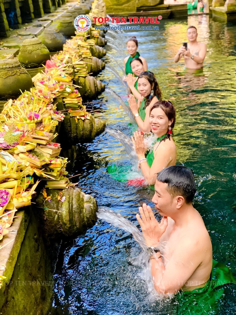 Khách nhà Top Ten trải nghiệm tắm mình tại Đền suối thiêng Tampak Siring