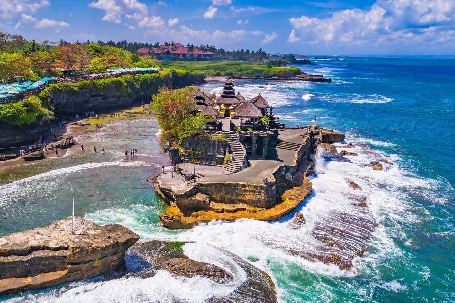 Tanah Lot - một trong những ngôi đền nổi tiếng nhất tại đảo Bali