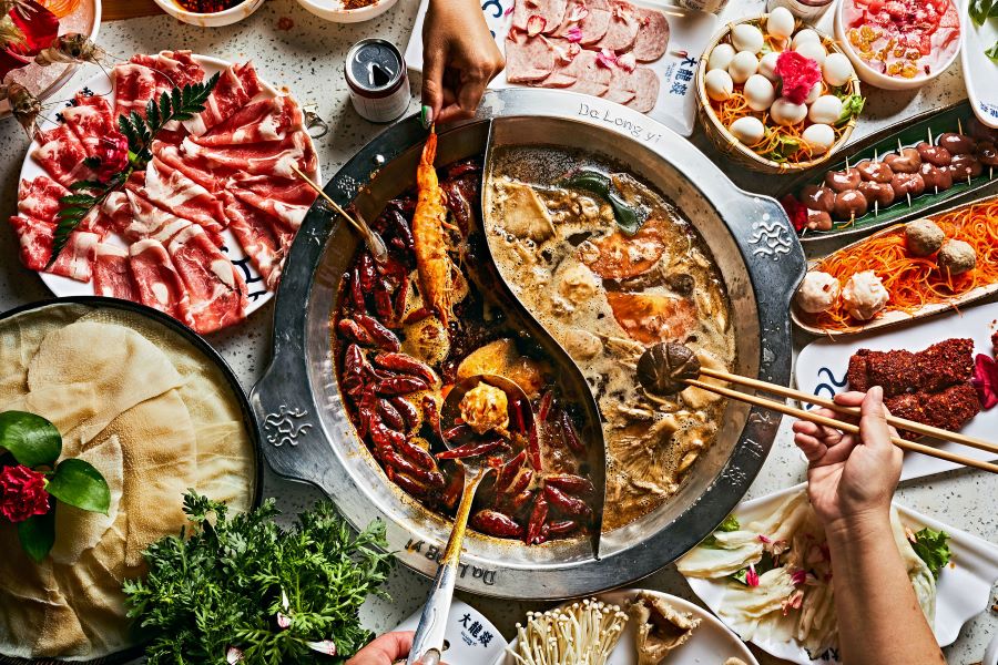 Vừa ngắm tuyết rơi, vừa thưởng thức những món ăn cay nóng là một trải nghiệm tuyết vời