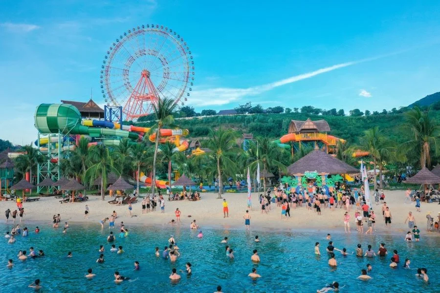 Vinpearl Land là khu vui chơi nổi tiếng mà bạn nên ghé thăm khi đến Nha Trang