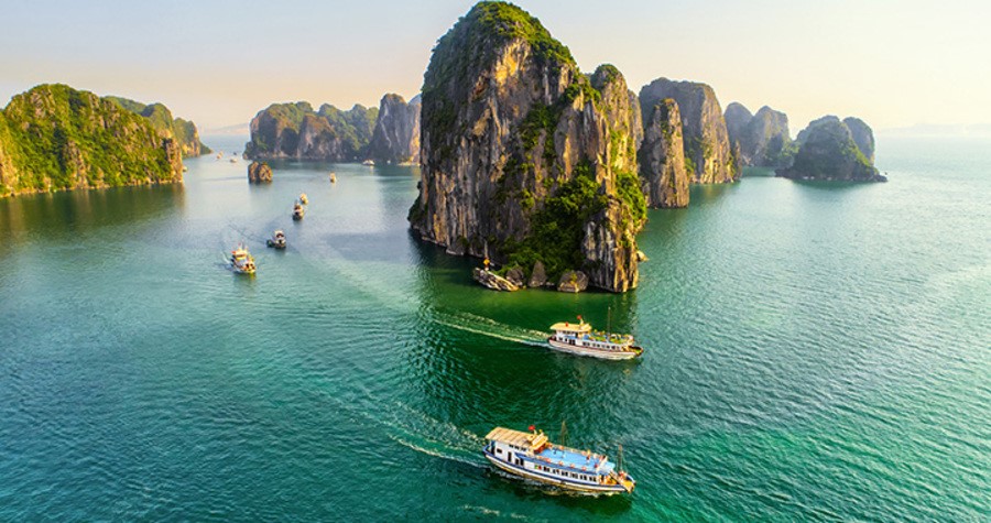 Vịnh Hạ Long là điểm đến du lịch nổi tiếng rất nhiều năm tại Việt Nam