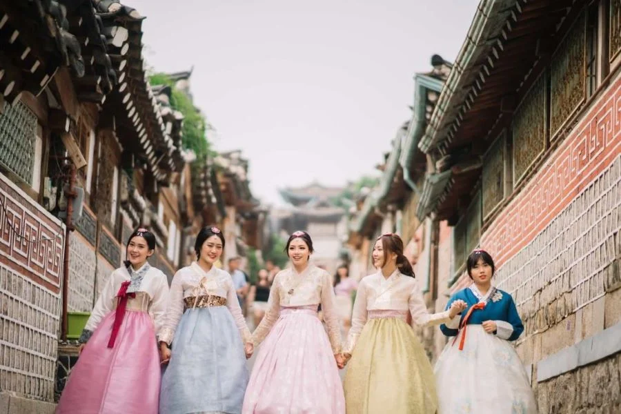 Tham quan làng Hanok Bukchon như đưa du khách được trở lại thời kỳ Joseon 
