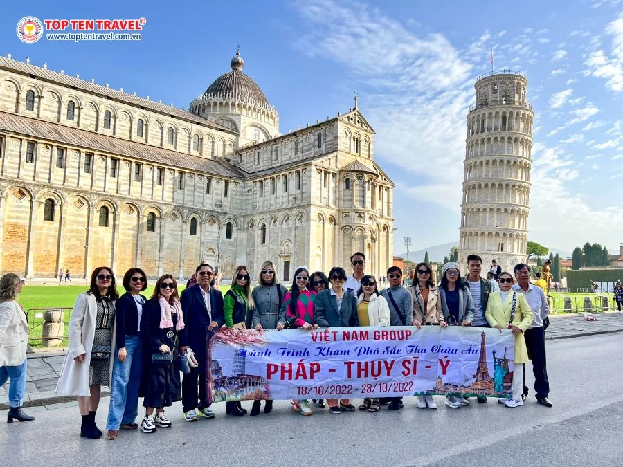 Đoàn khách nhà Top Ten trong tour tham quan khám phá nước Ý