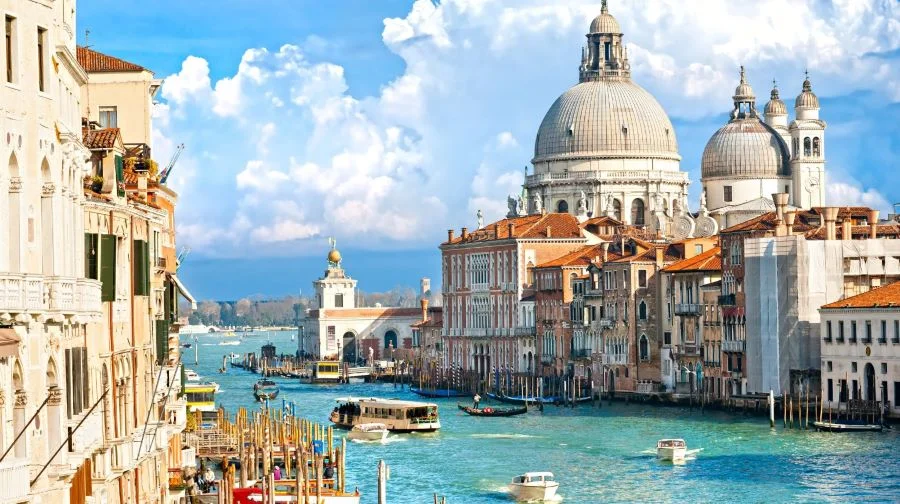 Venice là một trong những thành phố kênh đào đẹp nhất trên thế giới