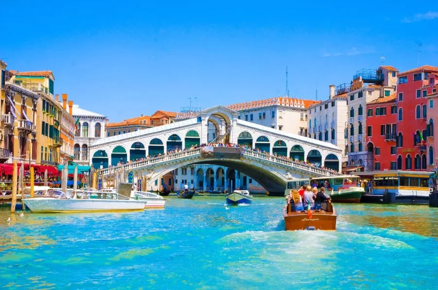 Đến du lịch Venice, du khách sẽ được rong ruổi trên những chiếc thuyền dạo quanh thành phố