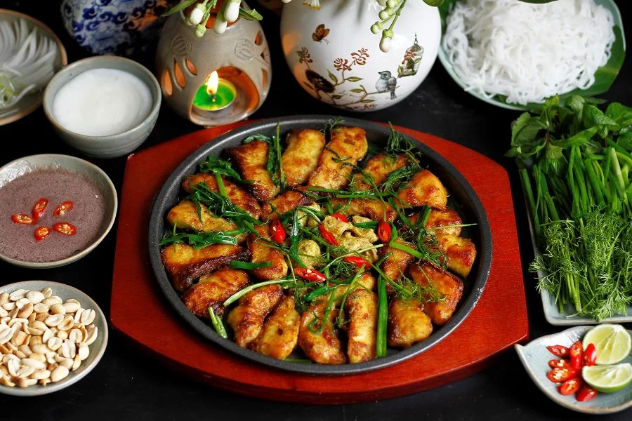 Chả Cá Lã Vọng thường được thưởng thức cùng với mắm nêm, hành hoa, thì là, bún tươi,...
