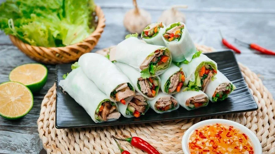 Phở cuốn là sự biến tấu vô cùng mới mẻ trong ẩm thực thủ đô
