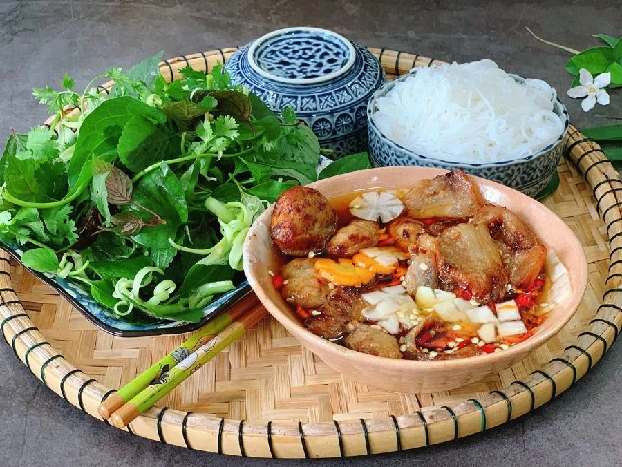 Những miếng chả được nướng trên than hoa vàng ươm, tỏa mùi thơm nức mũi 