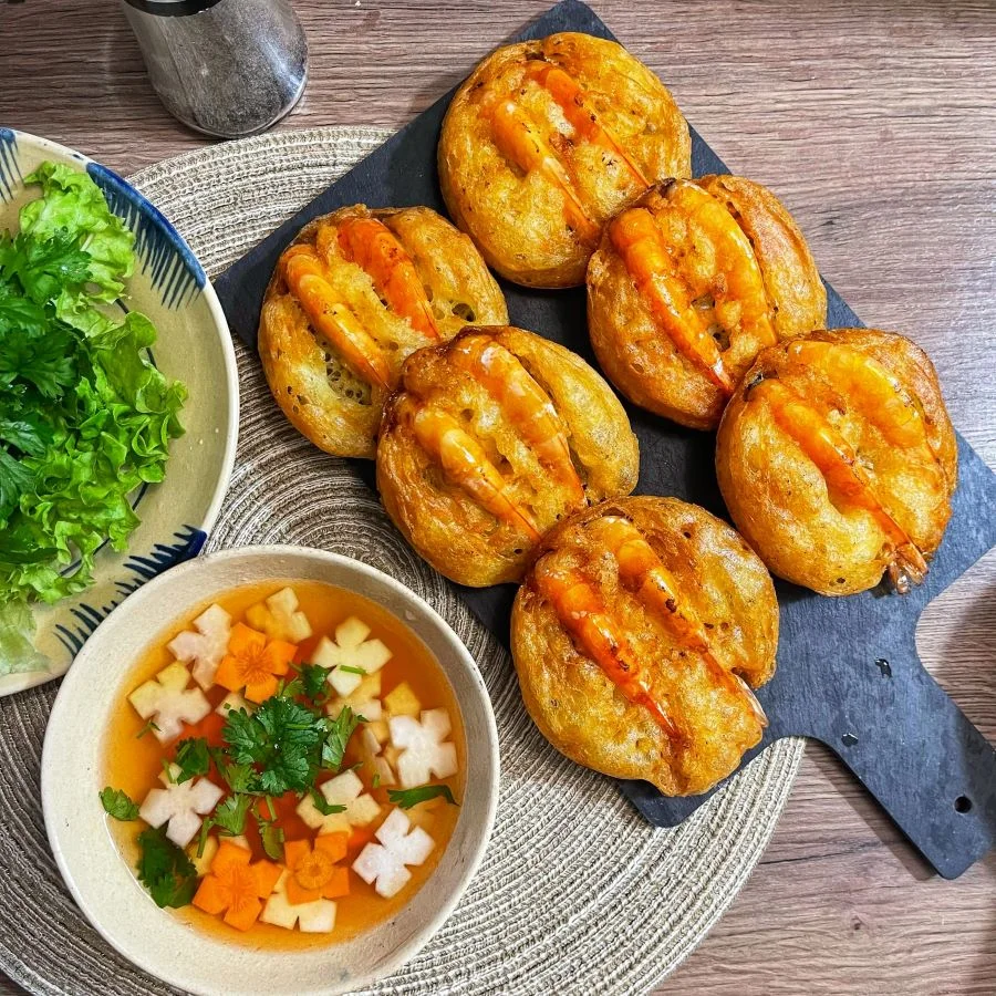 Bánh tôm Hồ Tây - một trong những món đặc sản trứ danh du khách nên thử tại Hà Nội