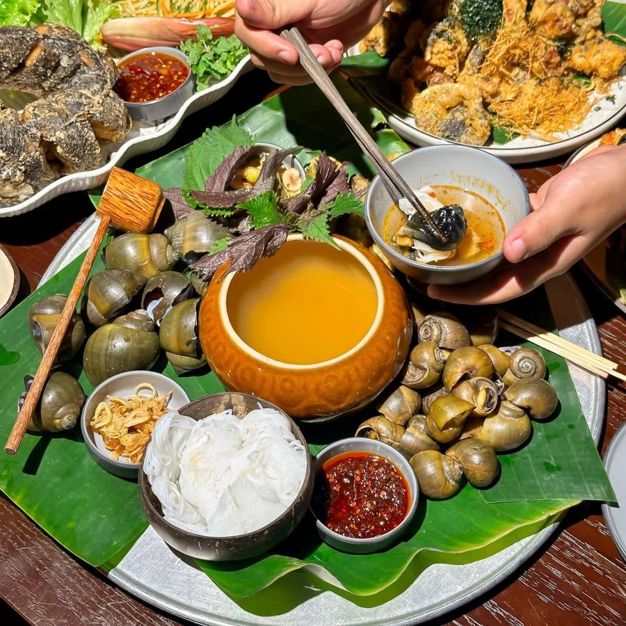 Bún ốc nguội với nước dùng ngọt thanh, thơm nức mũi, hơi chua nhẹ của giấm bỗng
