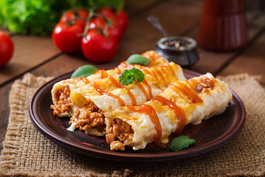 Enchiladas với vị béo ngậy đặc trưng của pho mát kèm chút cay nồng của phần nước sốt