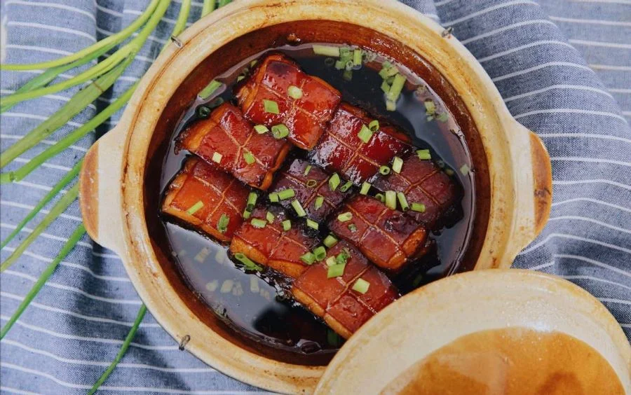 Thịt kho Đông Pha như mềm tan trong khoang miệng, không quá nát, béo nhưng không hề ngấy