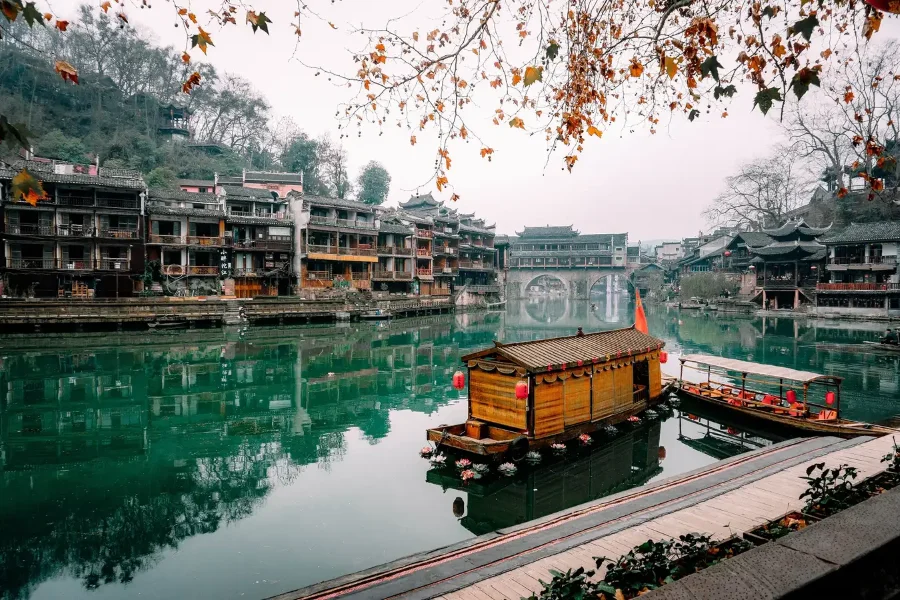 Phượng Hoàng cổ trấn hiện lên như một bức tranh sơn thủy hữu tình giữa lòng Trung Quốc