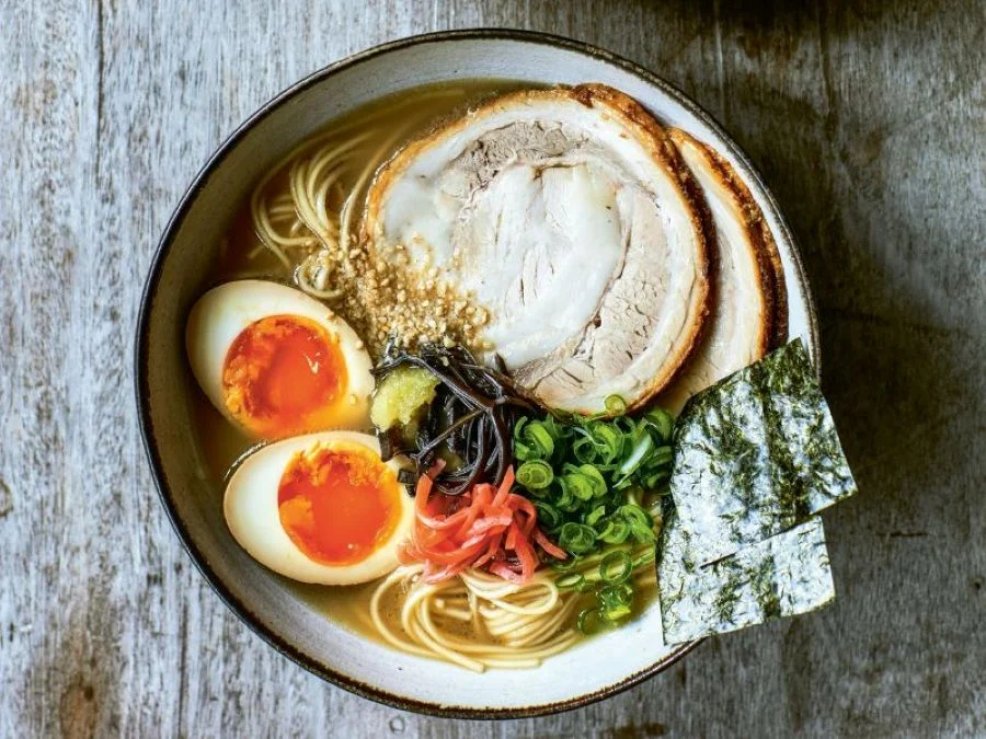 Mì Ramen của người dân xứ Phù Tang thường được dùng kèm với nước súp nóng hổi hầm từ xương heo hoặc xương gà