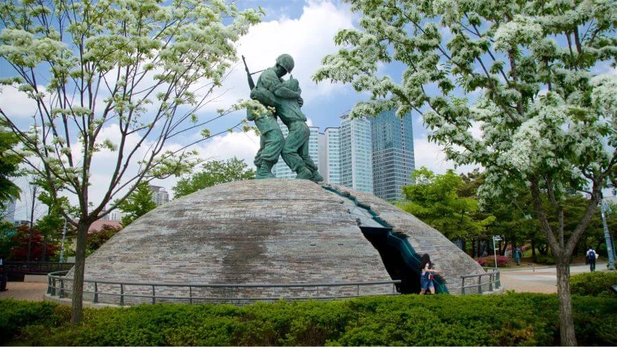 Đài tưởng niệm Chiến tranh Triều Tiên là một địa điểm quan trọng để tưởng nhớ và tìm hiểu về cuộc chiến tranh đau thương