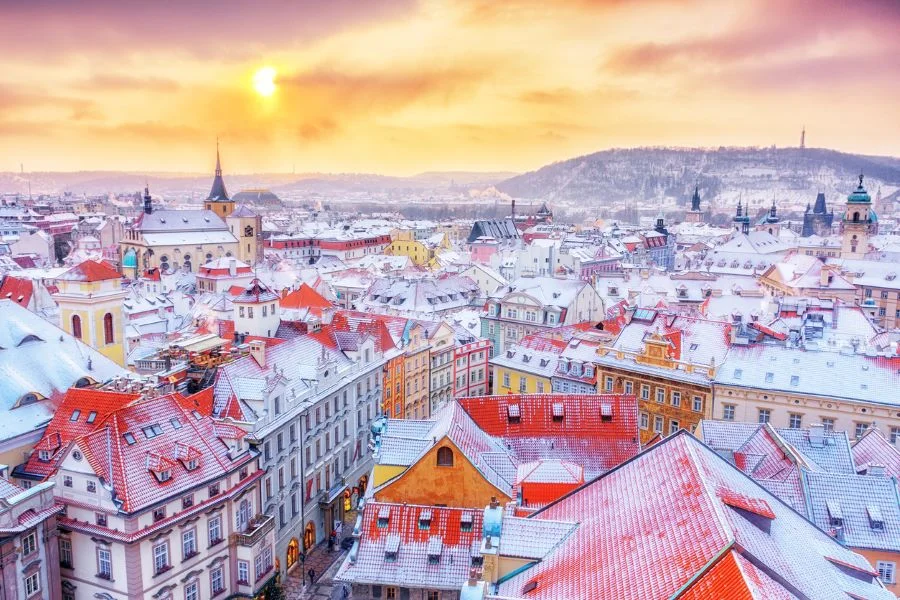 Những mái nhà gỗ đỏ đặc trưng phủ tuyết trắng xóa tại thủ đô Prague cổ kính