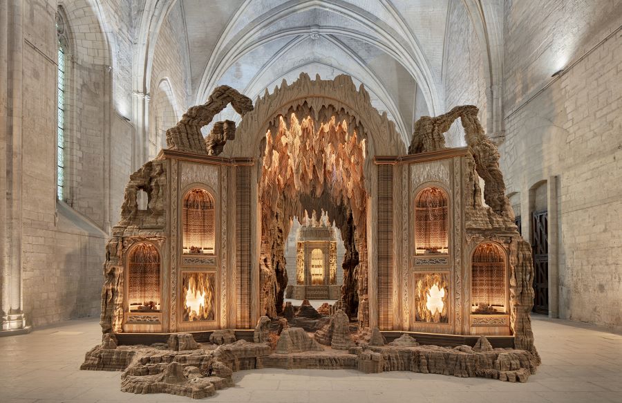 Lối kiến trúc cổ kính vô cùng độc đáo bên trong cung điện Palais des Papes nổi tiếng