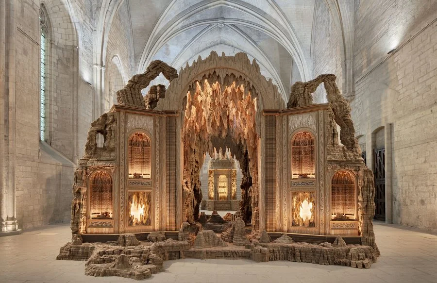 Lối kiến trúc cổ kính vô cùng độc đáo bên trong cung điện Palais des Papes nổi tiếng 