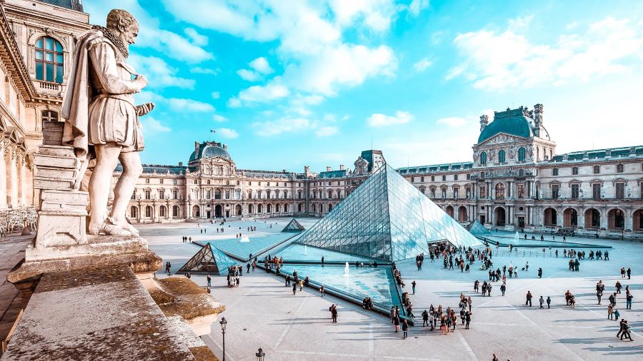 Thủ đô Paris mỗi dịp hè đến lại trở nên đông vui và nhộn nhịp đến lạ thường