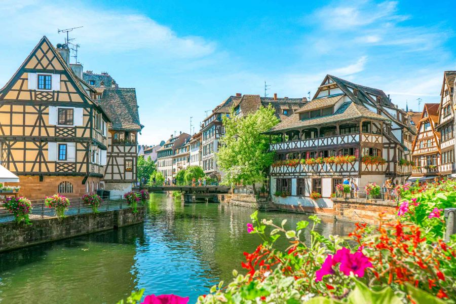 Strasbourg được mệnh danh là thành phố lãng mạn bậc nhất nước Pháp với vẻ đẹp cổ kính và bình yên đến lạ thường