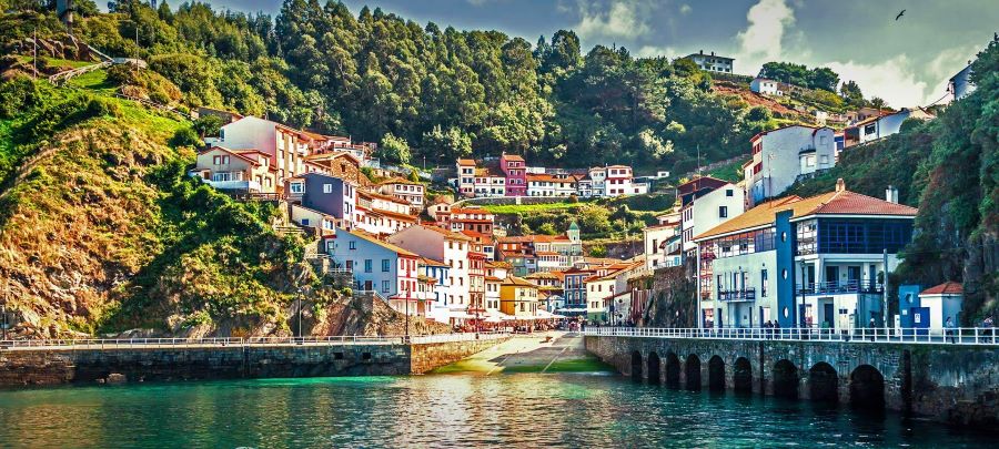 Công quốc Asturias là một cộng đồng tự trị và nằm ở phía Bắc Vương quốc Tây Ban Nha